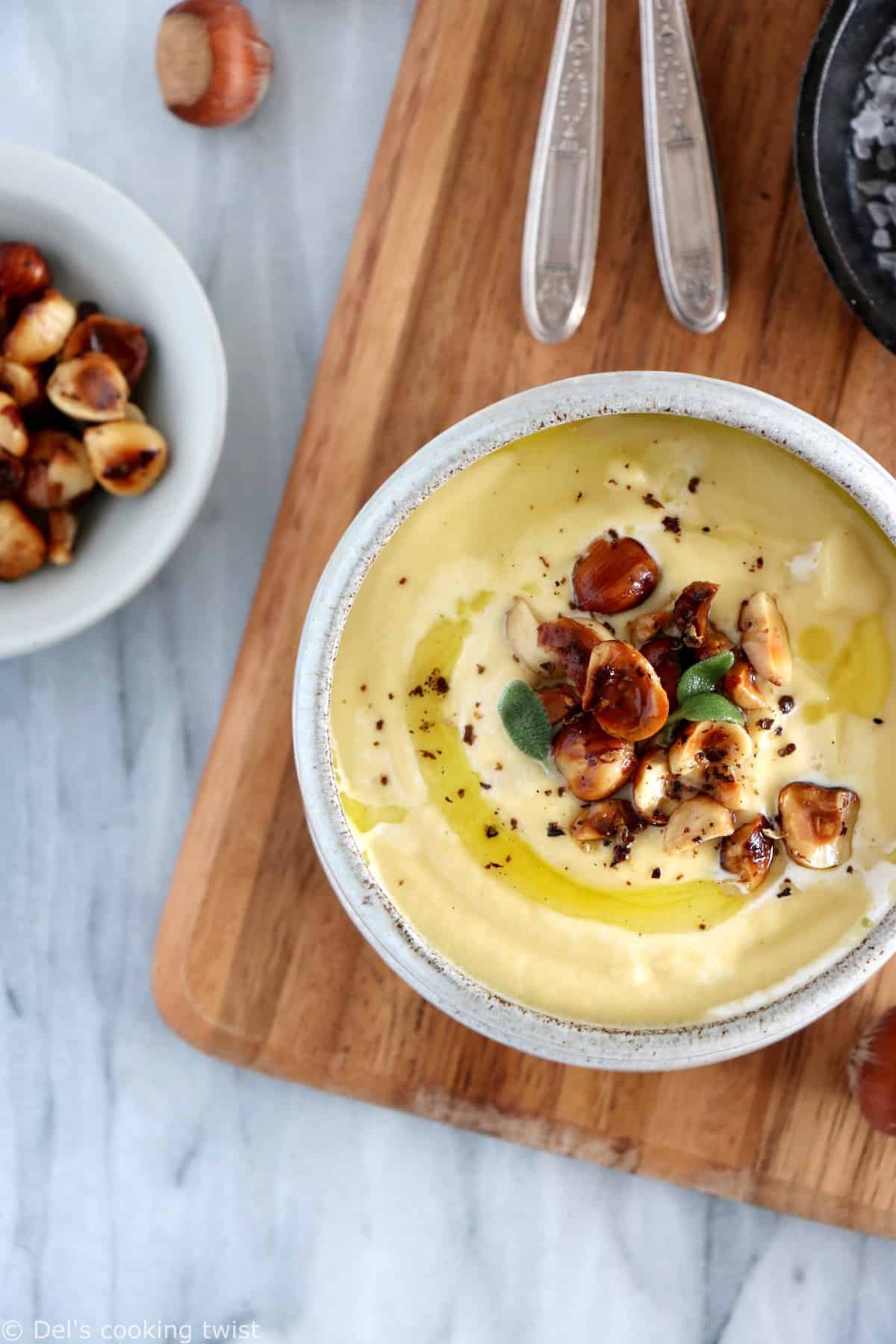 Réchauffez-vous de ce velouté de panais aux pommes et noisettes grillées. Une recette toute simple aux saveurs subtiles, avec une touche croquante apportée par les noisettes.