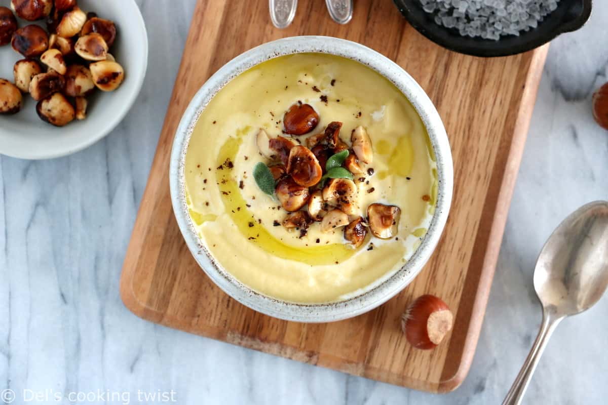 Réchauffez-vous de ce velouté de panais aux pommes et noisettes grillées. Une recette toute simple aux saveurs subtiles, avec une touche croquante apportée par les noisettes.