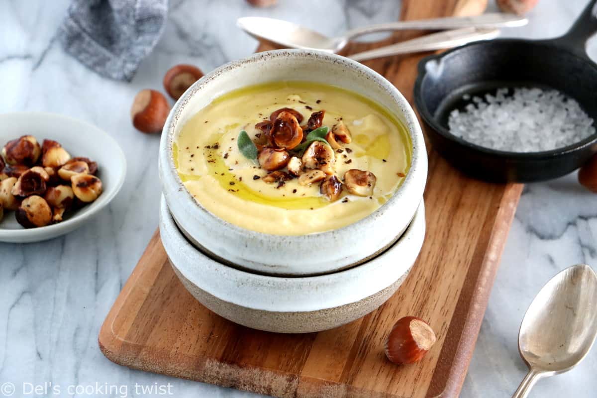 Réchauffez-vous de ce velouté de panais aux pommes et noisettes grillées. Une recette toute simple aux saveurs subtiles, avec une touche croquante apportée par les noisettes.