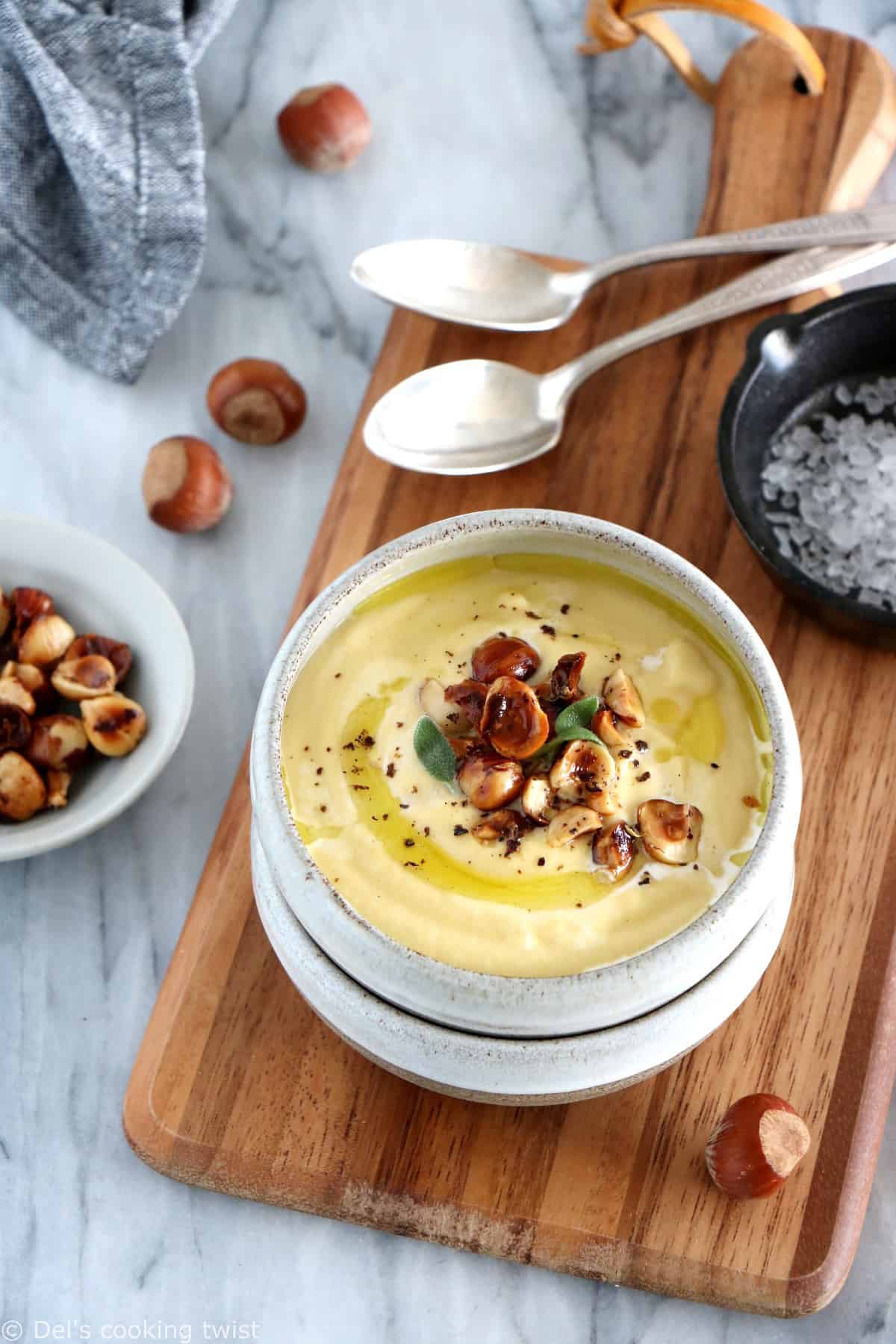 Réchauffez-vous de ce velouté de panais aux pommes et noisettes grillées. Une recette toute simple aux saveurs subtiles, avec une touche croquante apportée par les noisettes.