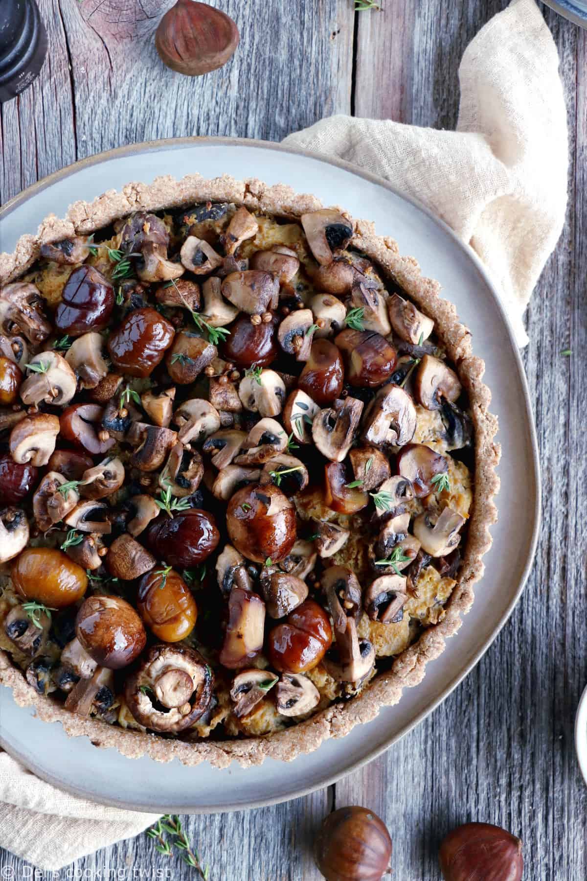 Cette tarte aux châtaignes et champignons à la farine complète sur une base de ricotta constitue un plat végétarien à la fois sain et nourissant.