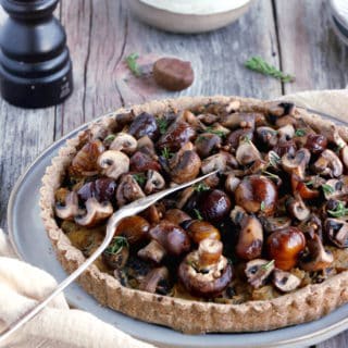 Cette tarte aux châtaignes et champignons à la farine complète sur une base de ricotta constitue un plat végétarien à la fois sain et nourissant.