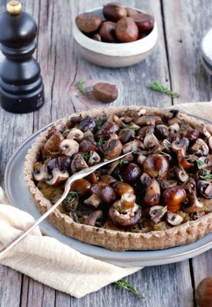 Cette tarte aux châtaignes et champignons à la farine complète sur une base de ricotta constitue un plat végétarien à la fois sain et nourissant.