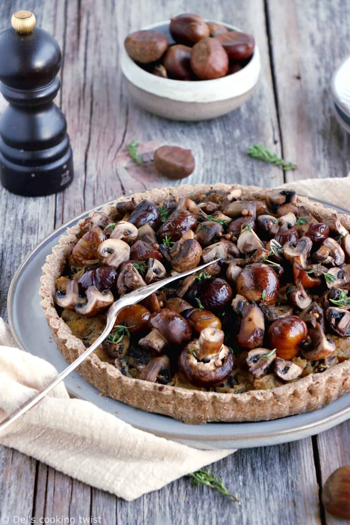 Cette tarte aux châtaignes et champignons à la farine complète sur une base de ricotta constitue un plat végétarien à la fois sain et nourissant.