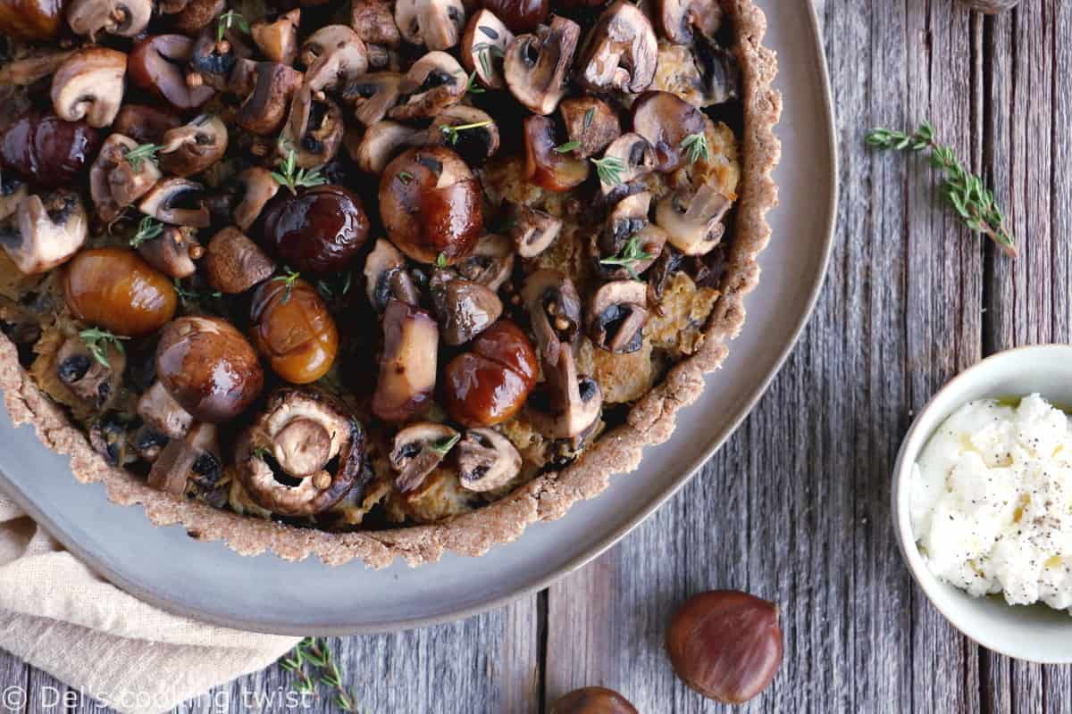 Cette tarte aux châtaignes et champignons à la farine complète sur une base de ricotta constitue un plat végétarien à la fois sain et nourissant.