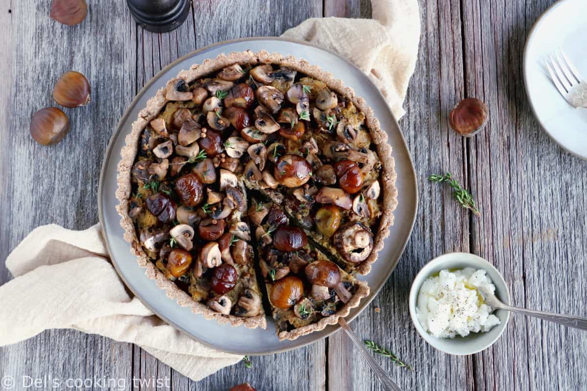 Cette tarte aux châtaignes et champignons à la farine complète sur une base de ricotta constitue un plat végétarien à la fois sain et nourissant.