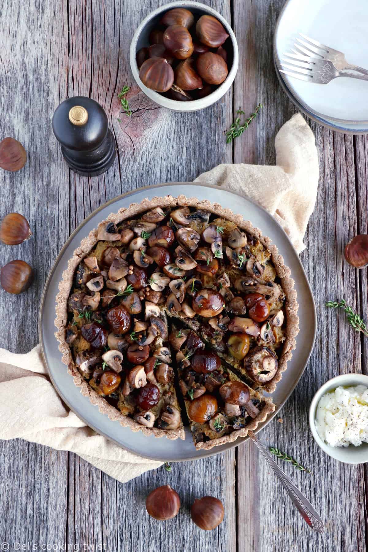 Cette tarte aux châtaignes et champignons à la farine complète sur une base de ricotta constitue un plat végétarien à la fois sain et nourissant.