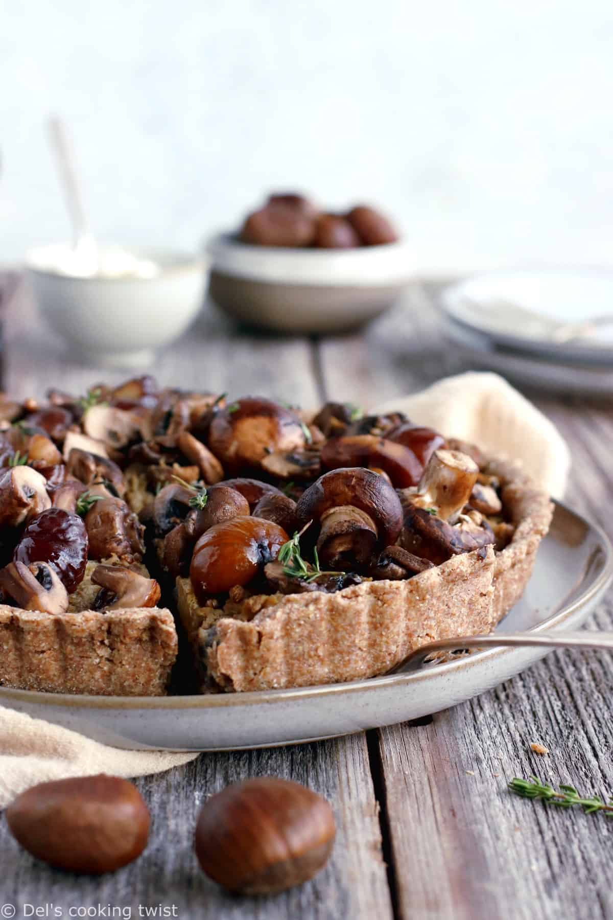 Cette tarte aux châtaignes et champignons à la farine complète sur une base de ricotta constitue un plat végétarien à la fois sain et nourissant.