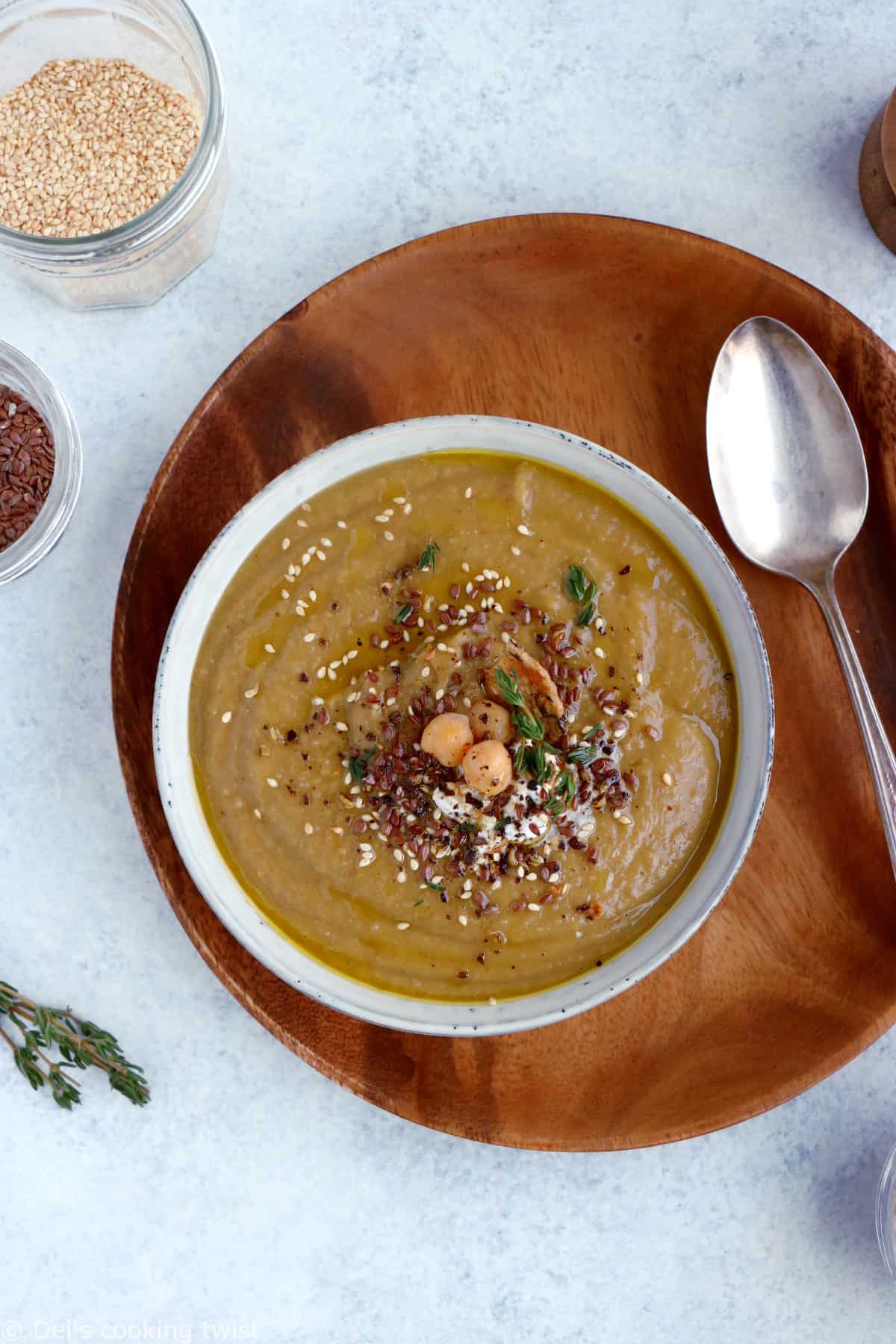 Cette soupe de grand-mère aux légumineuses, légumes rôtis et 4 épices est réconfortante à souhait, saine et riche en protéines végétales.