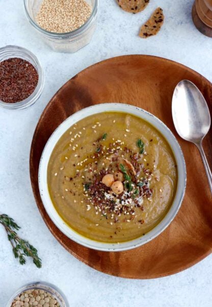 Cette soupe de grand-mère aux légumineuses, légumes rôtis et 4 épices est réconfortante à souhait, saine et riche en protéines végétales.