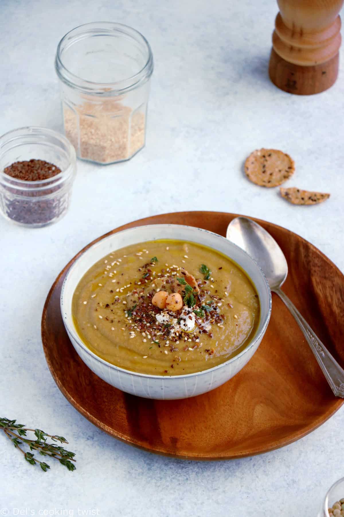 Cette soupe de grand-mère aux légumineuses, légumes rôtis et 4 épices est réconfortante à souhait, saine et riche en protéines végétales.