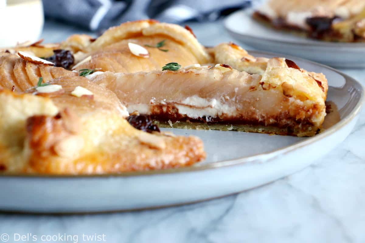 Cette tarte rustique aux poires, ricotta et chocolat est un dessert gourmand et élégant, en toute simplicité.