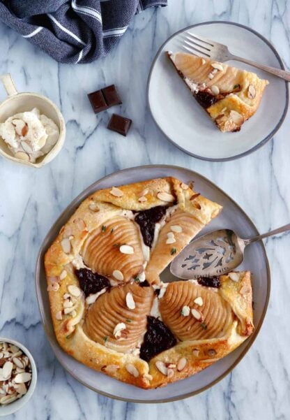 Cette tarte rustique aux poires, ricotta et chocolat est un dessert gourmand et élégant, en toute simplicité.