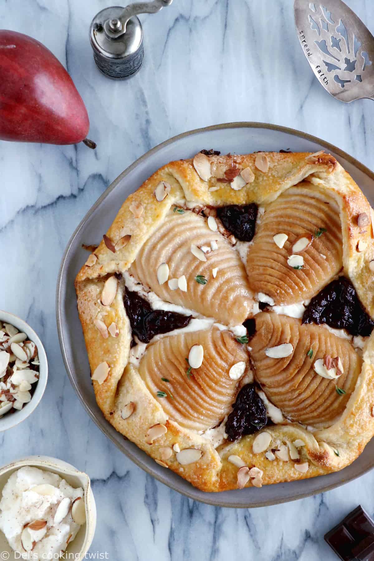 Cette tarte rustique aux poires, ricotta et chocolat est un dessert gourmand et élégant, en toute simplicité.