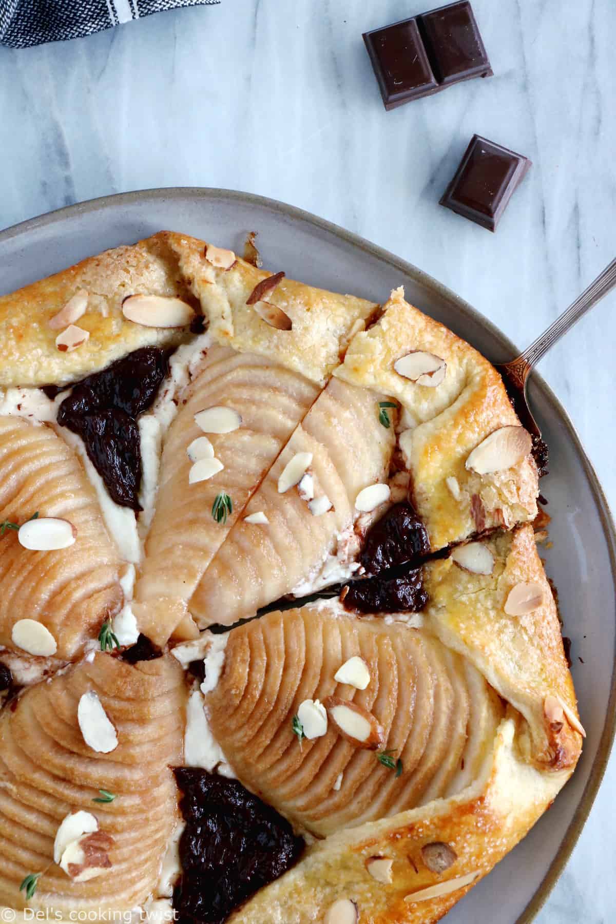 Cette tarte rustique aux poires, ricotta et chocolat est un dessert gourmand et élégant, en toute simplicité.