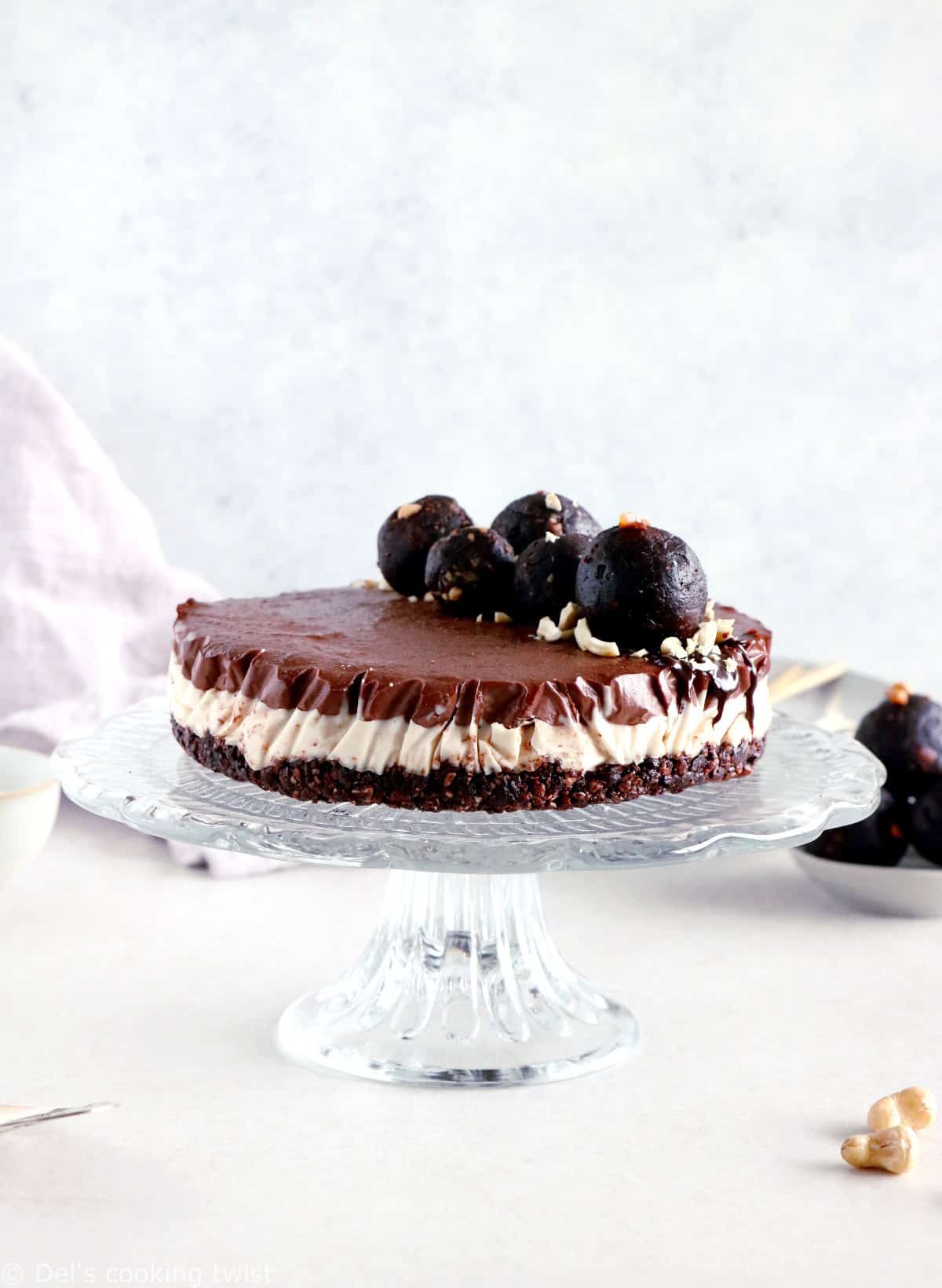 No-bake vegan chocolate cashew cheesecake is a dream come true. This healthy vegan dessert recipe has a rich chocolate filling and a crunchy nut base.