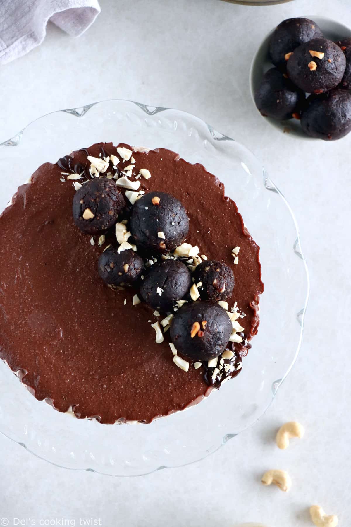 No-bake vegan chocolate cashew cheesecake is a dream come true. This healthy vegan dessert recipe has a rich chocolate filling and a crunchy nut base.