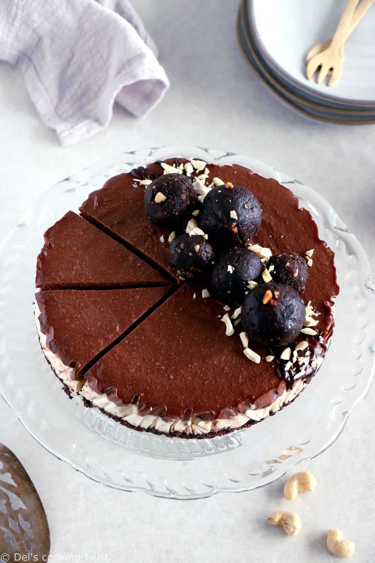Ce cheesecake vegan au chocolat et noix de cajou vous fera fondre de plaisir. C'est un dessert vegan sain réalisé avec une base croustillante chocolatée réhaussée de deux couches crémeuses aux noix de cajou.