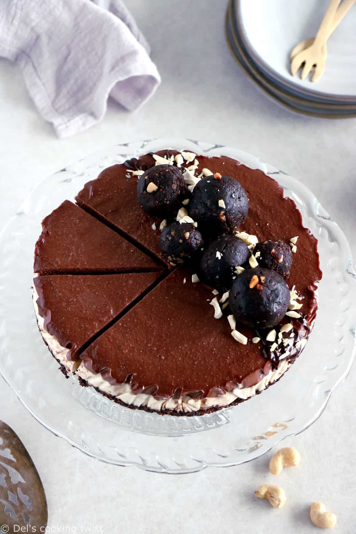 No-bake vegan chocolate cashew cheesecake is a dream come true. This healthy vegan dessert recipe has a rich chocolate filling and a crunchy nut base.