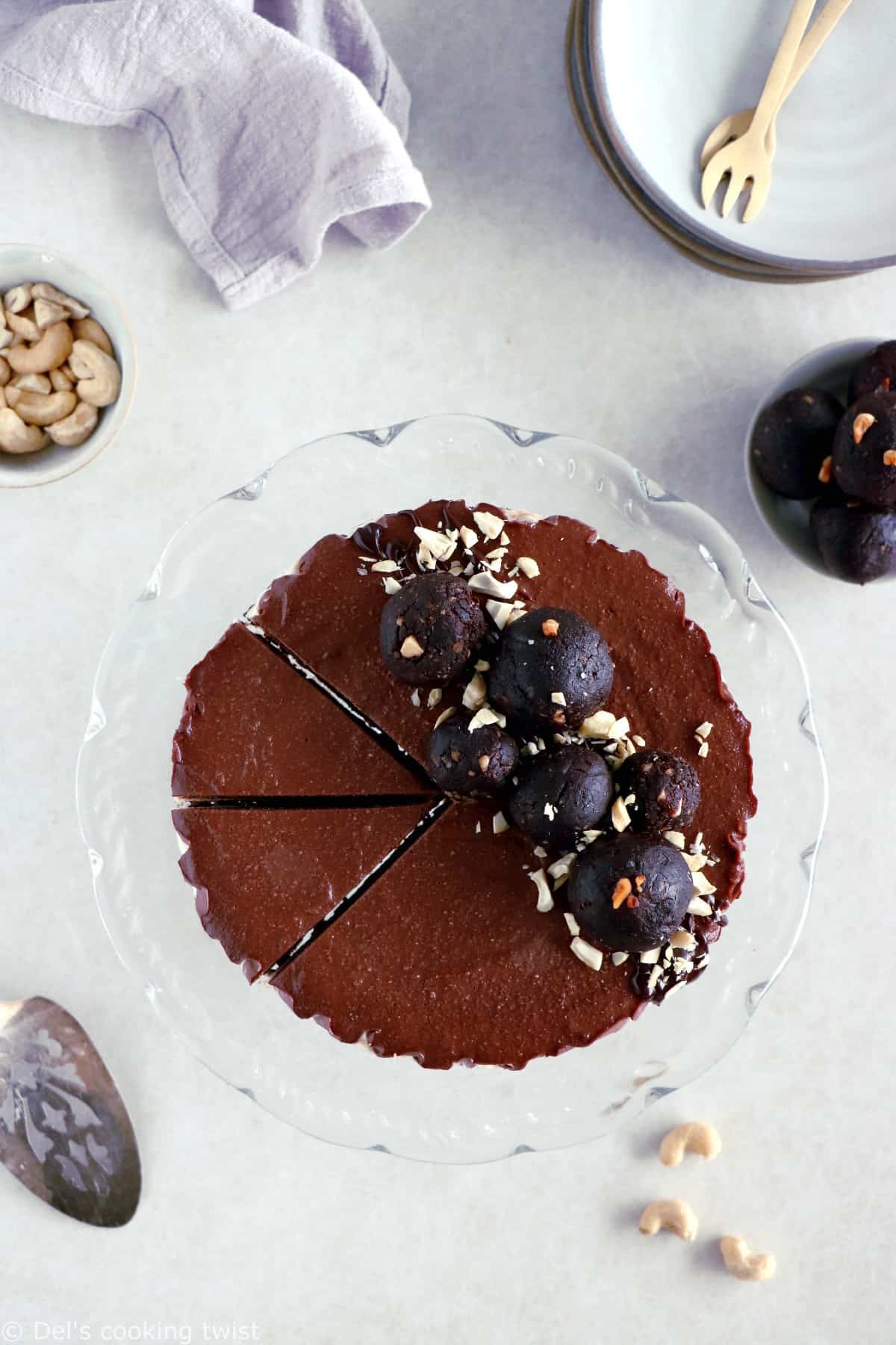 Ce cheesecake vegan au chocolat et noix de cajou vous fera fondre de plaisir. C'est un dessert vegan sain réalisé avec une base croustillante chocolatée réhaussée de deux couches crémeuses aux noix de cajou.