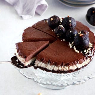 Ce cheesecake vegan au chocolat et noix de cajou vous fera fondre de plaisir. C'est un dessert vegan sain réalisé avec une base croustillante chocolatée réhaussée de deux couches crémeuses aux noix de cajou.