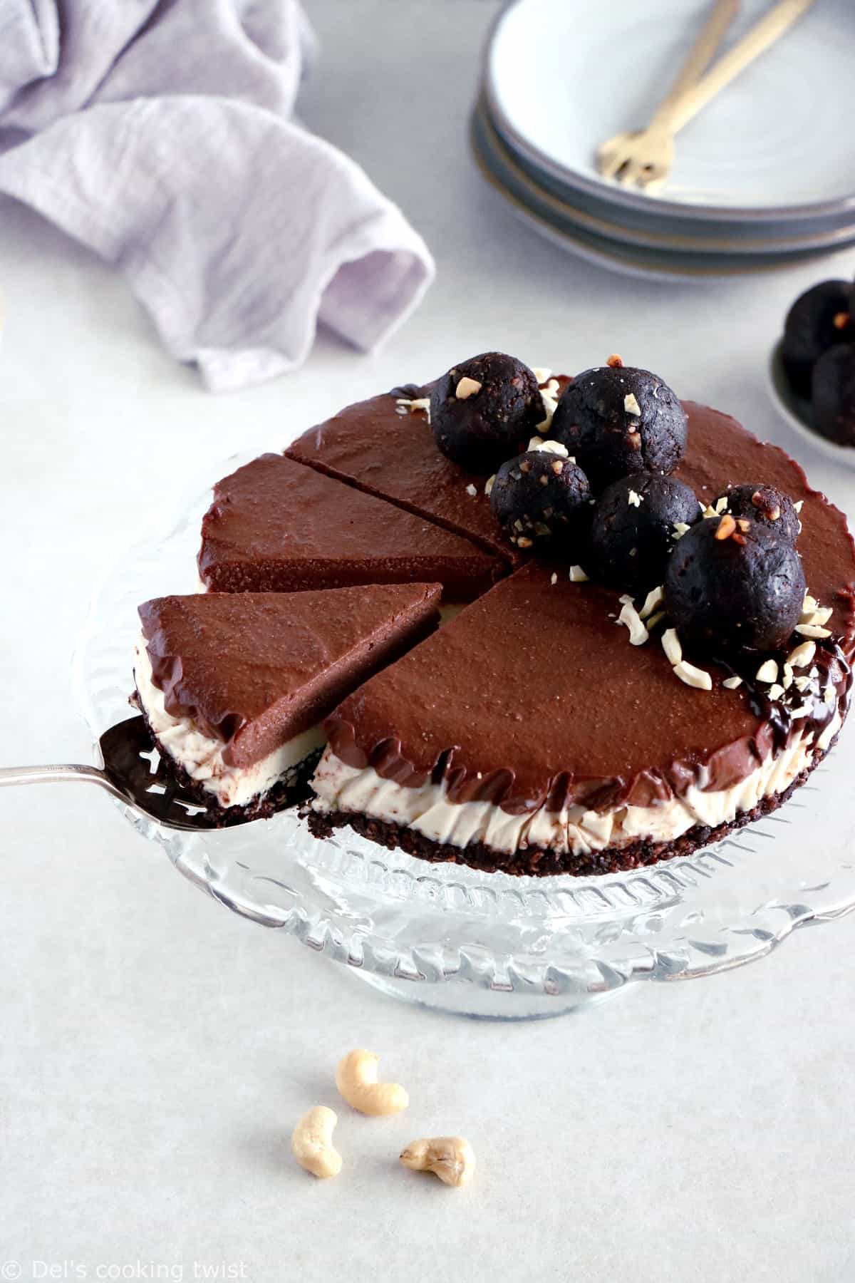 No-bake vegan chocolate cashew cheesecake is a dream come true. This healthy vegan dessert recipe has a rich chocolate filling and a crunchy nut base.