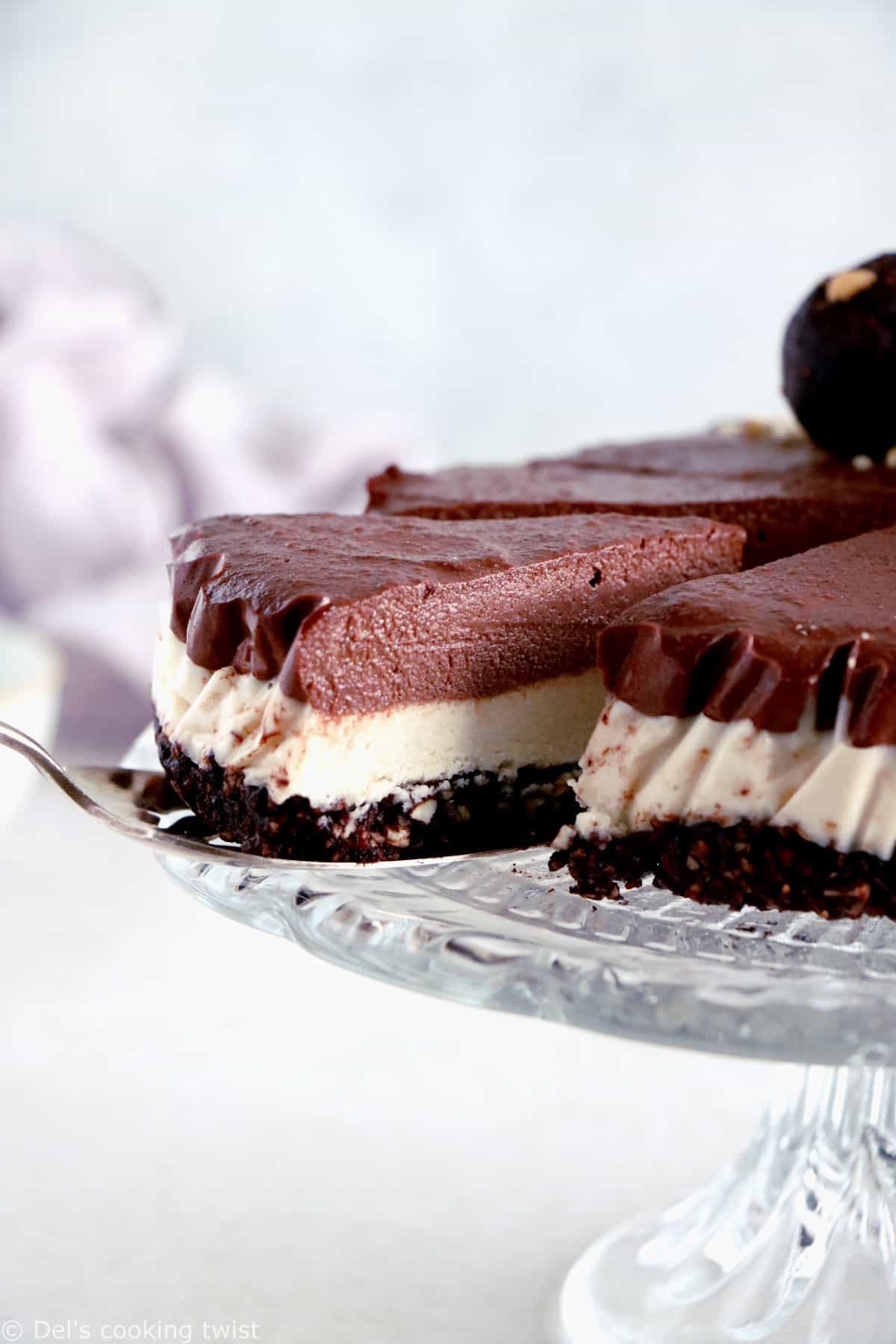 Ce cheesecake vegan au chocolat et noix de cajou vous fera fondre de plaisir. C'est un dessert vegan sain réalisé avec une base croustillante chocolatée réhaussée de deux couches crémeuses aux noix de cajou.