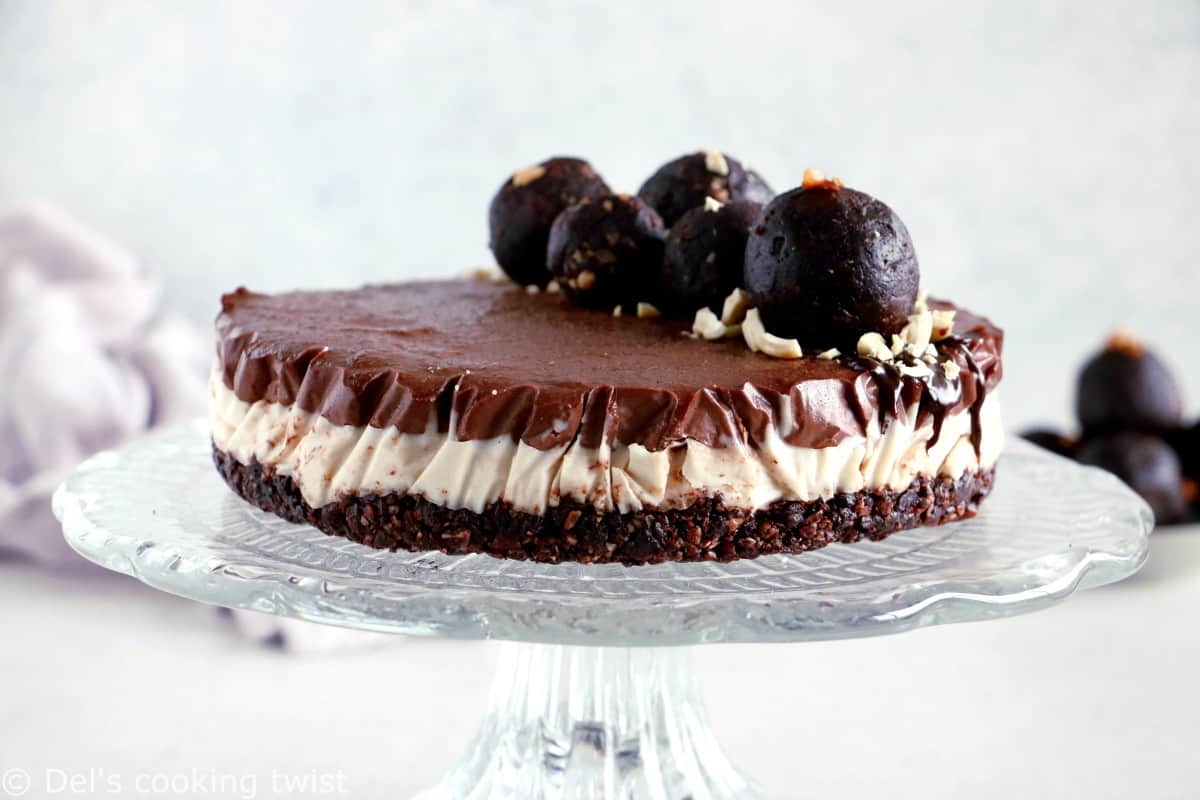 No-bake vegan chocolate cashew cheesecake is a dream come true. This healthy vegan dessert recipe has a rich chocolate filling and a crunchy nut base.