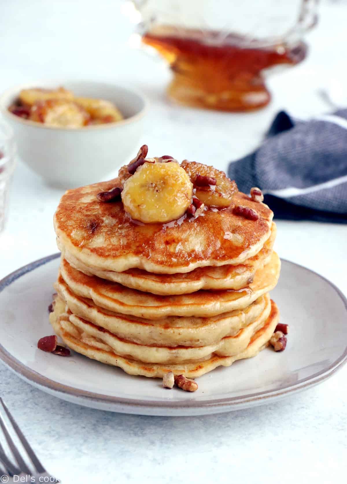 Ces pancakes à la banane sont moelleux et généreux, avec une délicieuse saveur qui vous rappelera celle d'un banana bread.