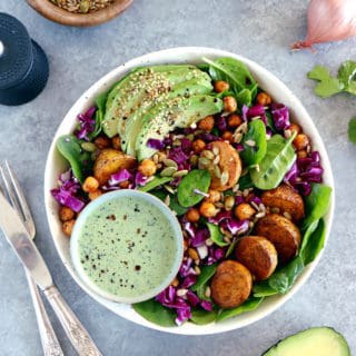 Ce buddha bowl aux pommes de terre rôties et sauce tahini aux herbes constitue un plat sain, équilibré et très nourrissant.