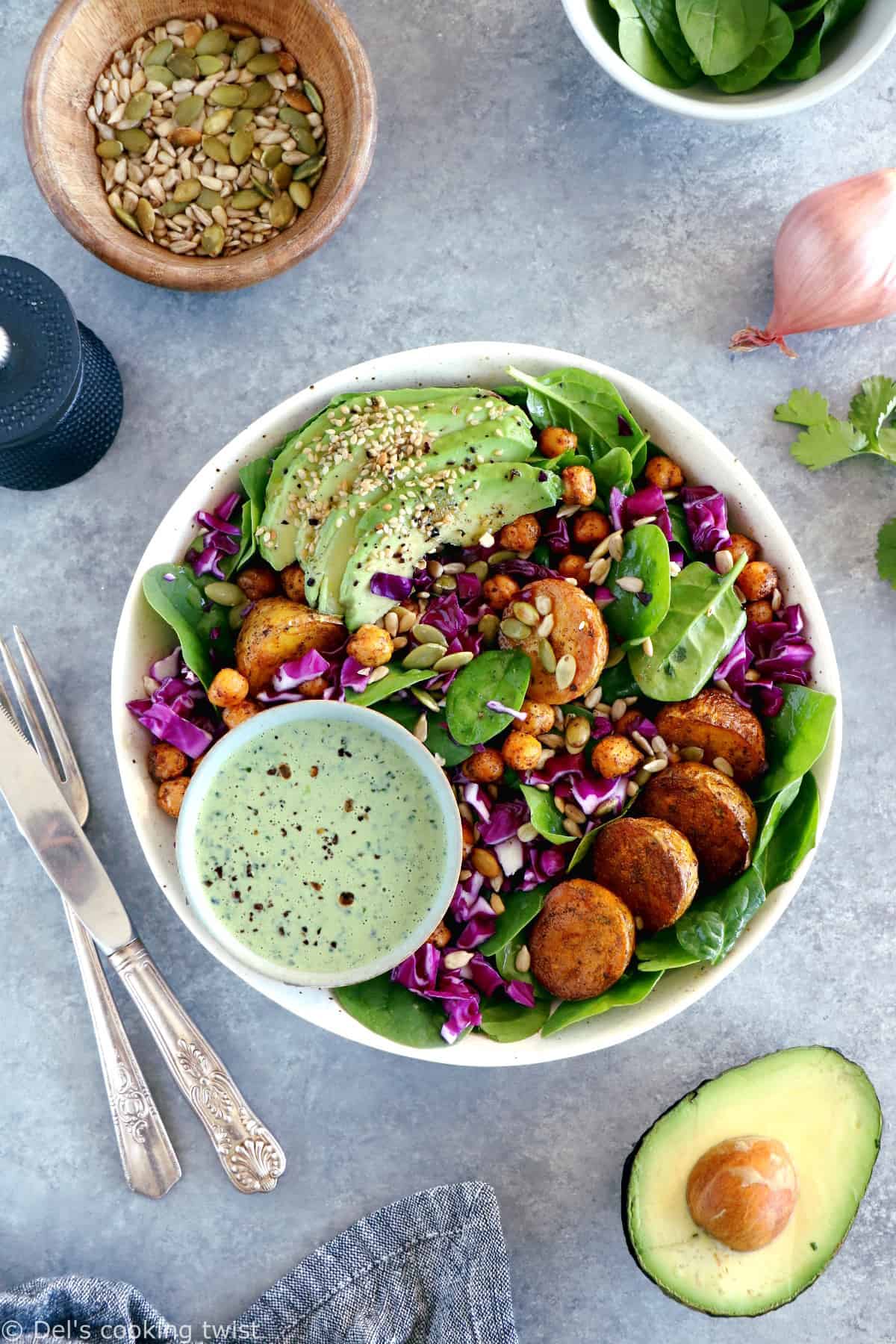 Ce buddha bowl aux pommes de terre rôties et sauce tahini aux herbes constitue un plat sain, équilibré et très nourrissant.