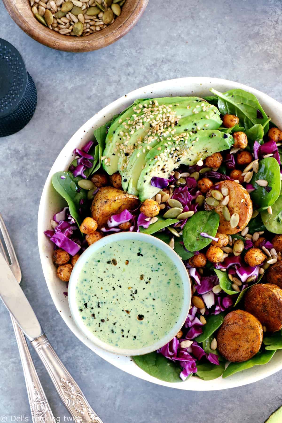 Ce buddha bowl aux pommes de terre rôties et sauce tahini aux herbes constitue un plat sain, équilibré et très nourrissant.