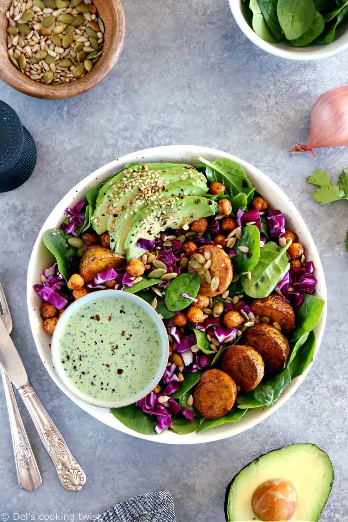 Ce buddha bowl aux pommes de terre rôties et sauce tahini aux herbes constitue un plat sain, équilibré et très nourrissant.