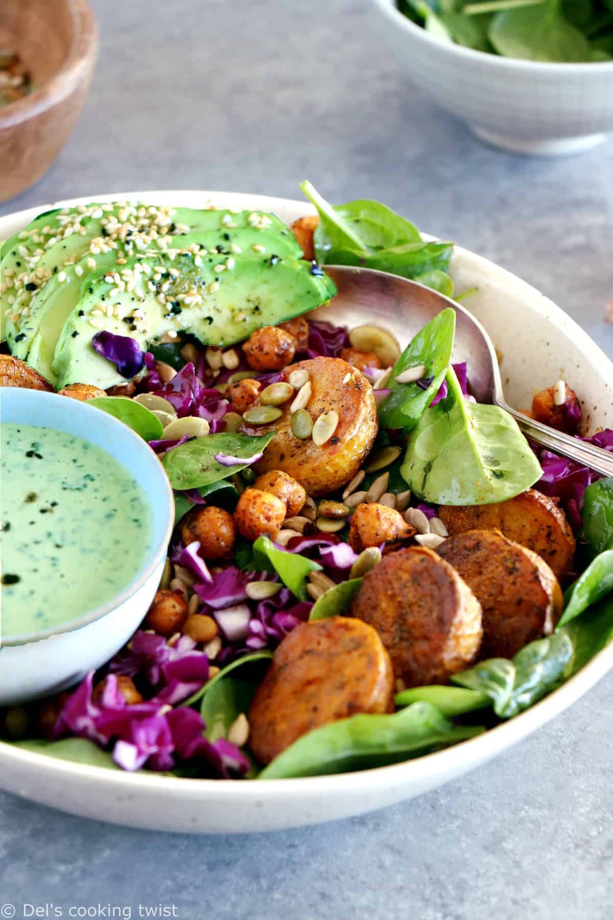 Ce buddha bowl aux pommes de terre rôties et sauce tahini aux herbes constitue un plat sain, équilibré et très nourrissant.