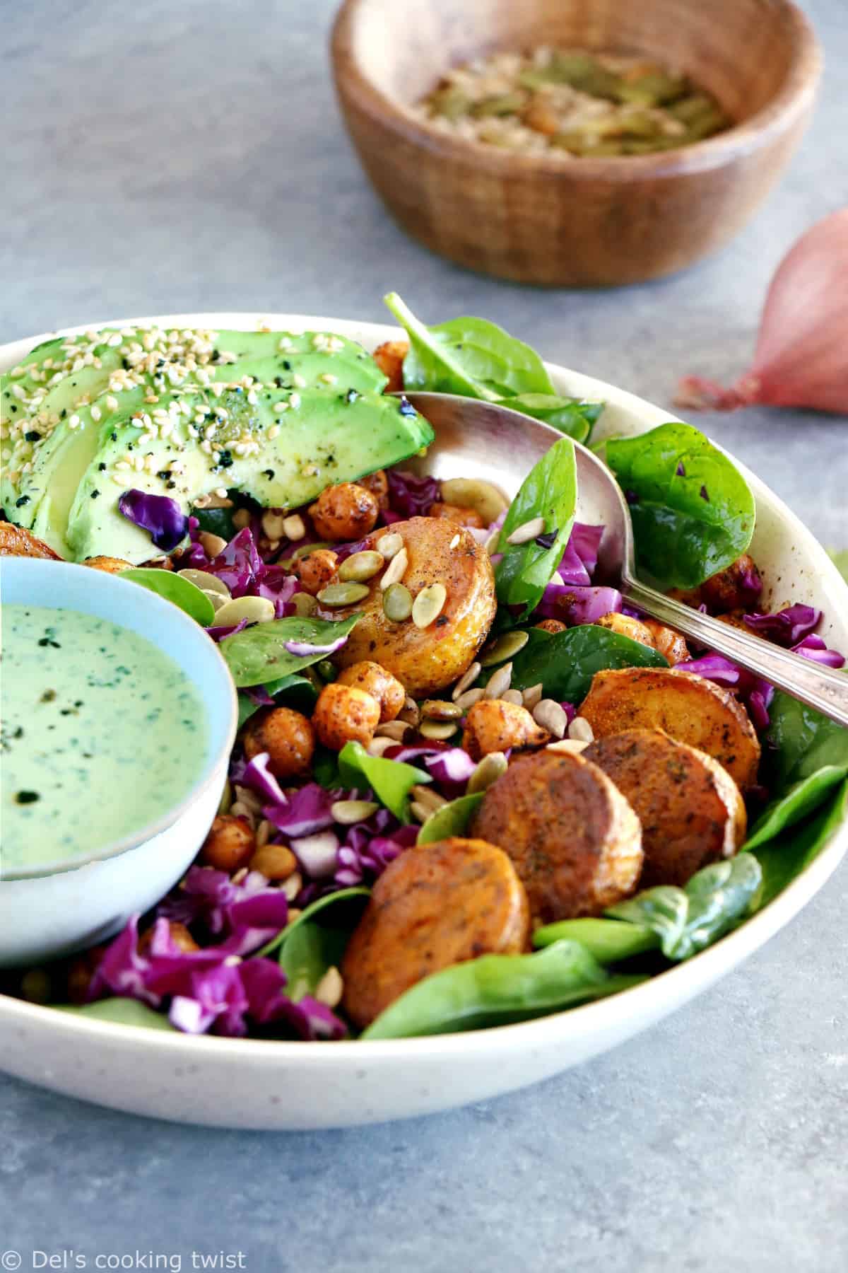 Ce buddha bowl aux pommes de terre rôties et sauce tahini aux herbes constitue un plat sain, équilibré et très nourrissant.