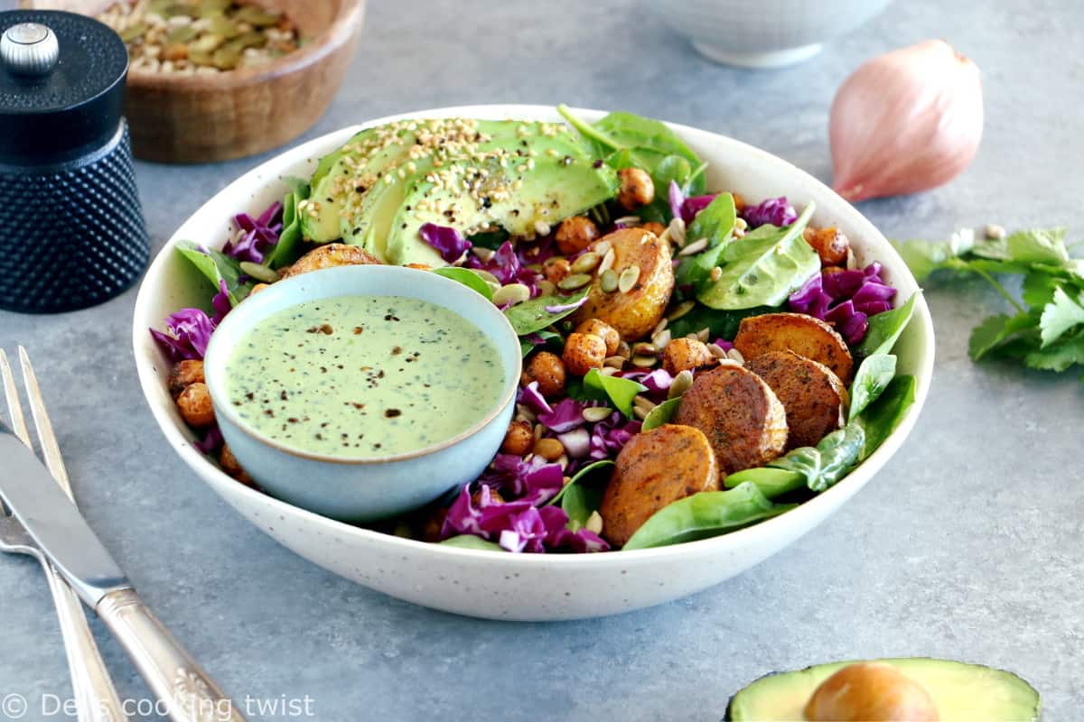 Ce buddha bowl aux pommes de terre rôties et sauce tahini aux herbes constitue un plat sain, équilibré et très nourrissant.