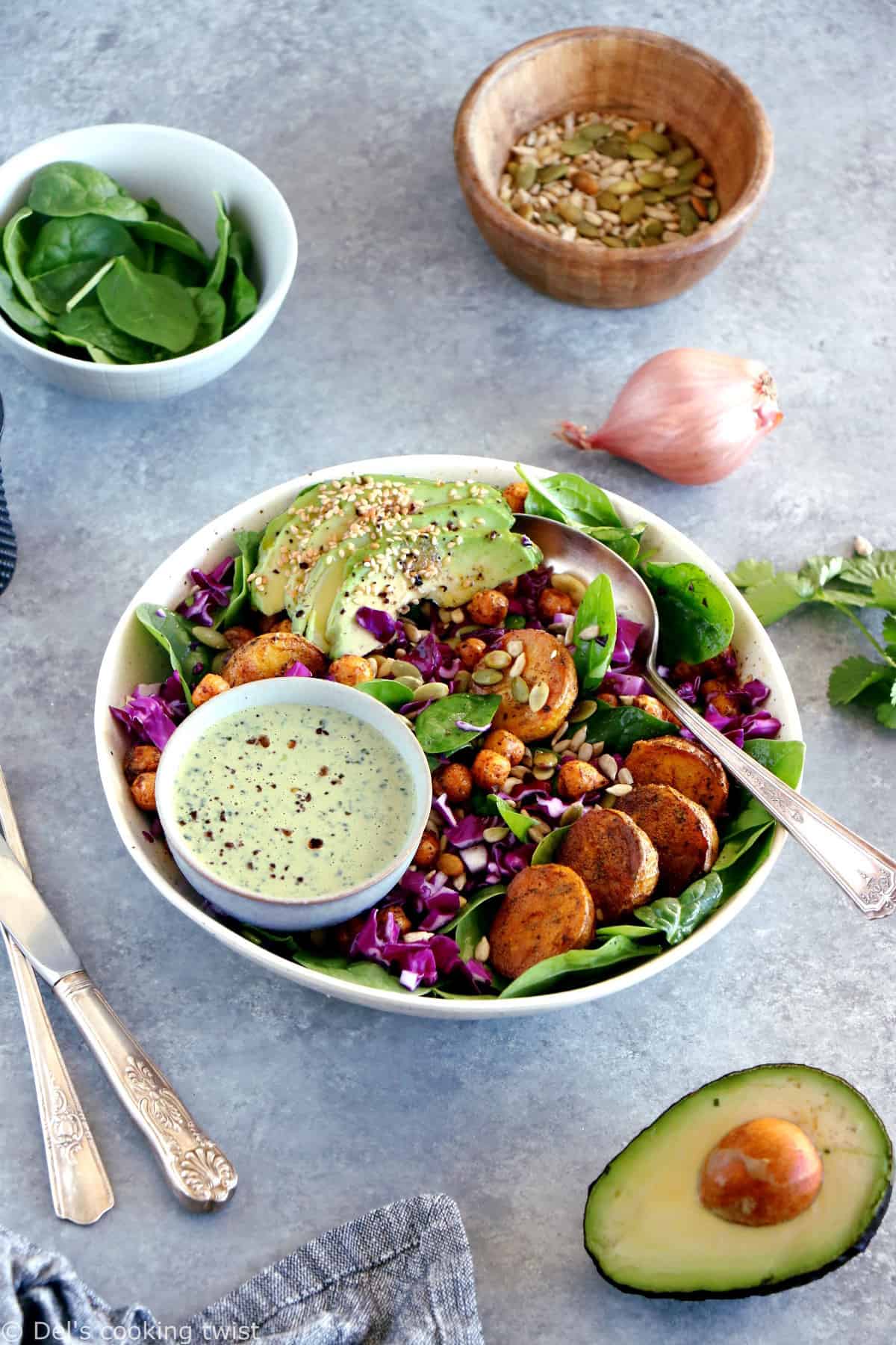 Ce buddha bowl aux pommes de terre rôties et sauce tahini aux herbes constitue un plat sain, équilibré et très nourrissant.