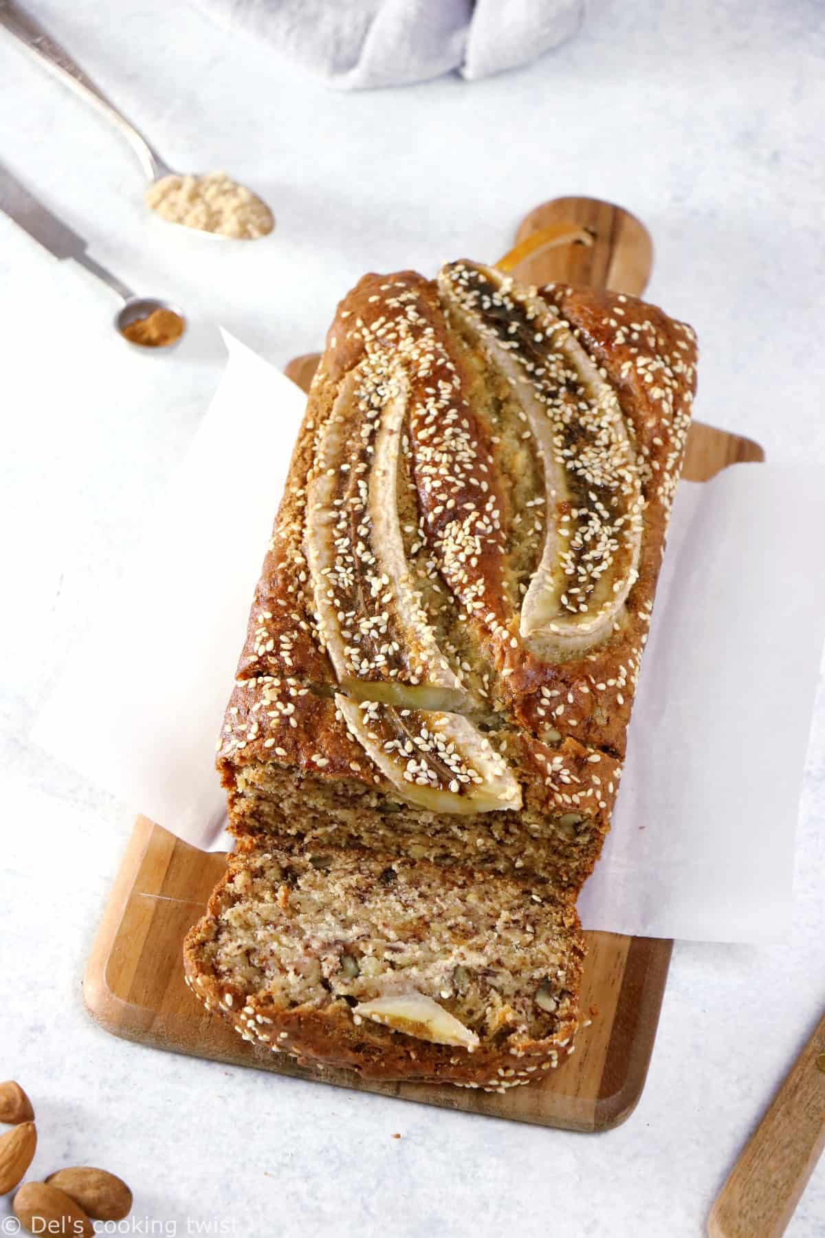 Ce banana bread vegan est la perfection même. À la fois léger et très moelleux avec une saveur douce sans être trop sucrée, il se prépare en moins de 10 minutes avec juste quelques ingrédients de base.