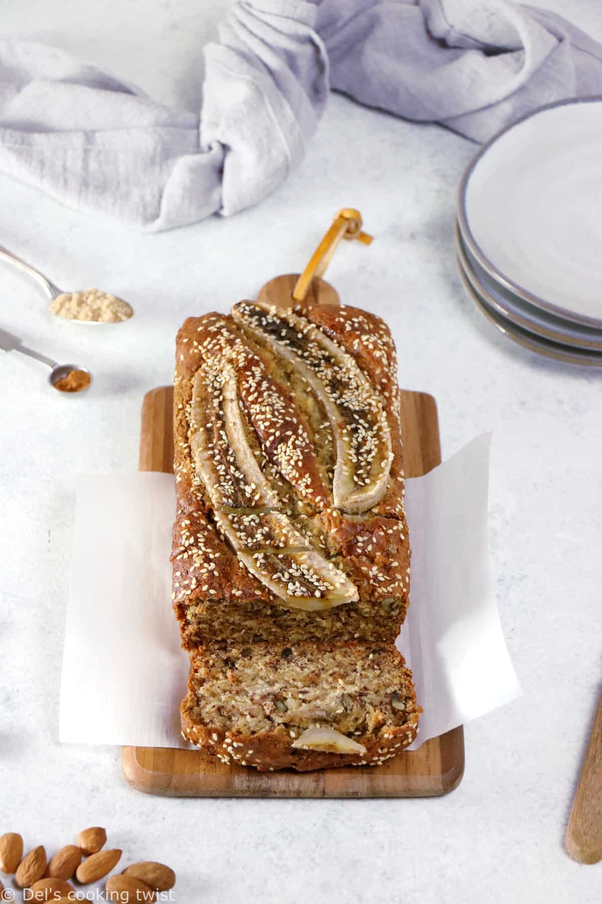 Ce banana bread vegan est la perfection même. À la fois léger et très moelleux avec une saveur douce sans être trop sucrée, il se prépare en moins de 10 minutes avec juste quelques ingrédients de base.