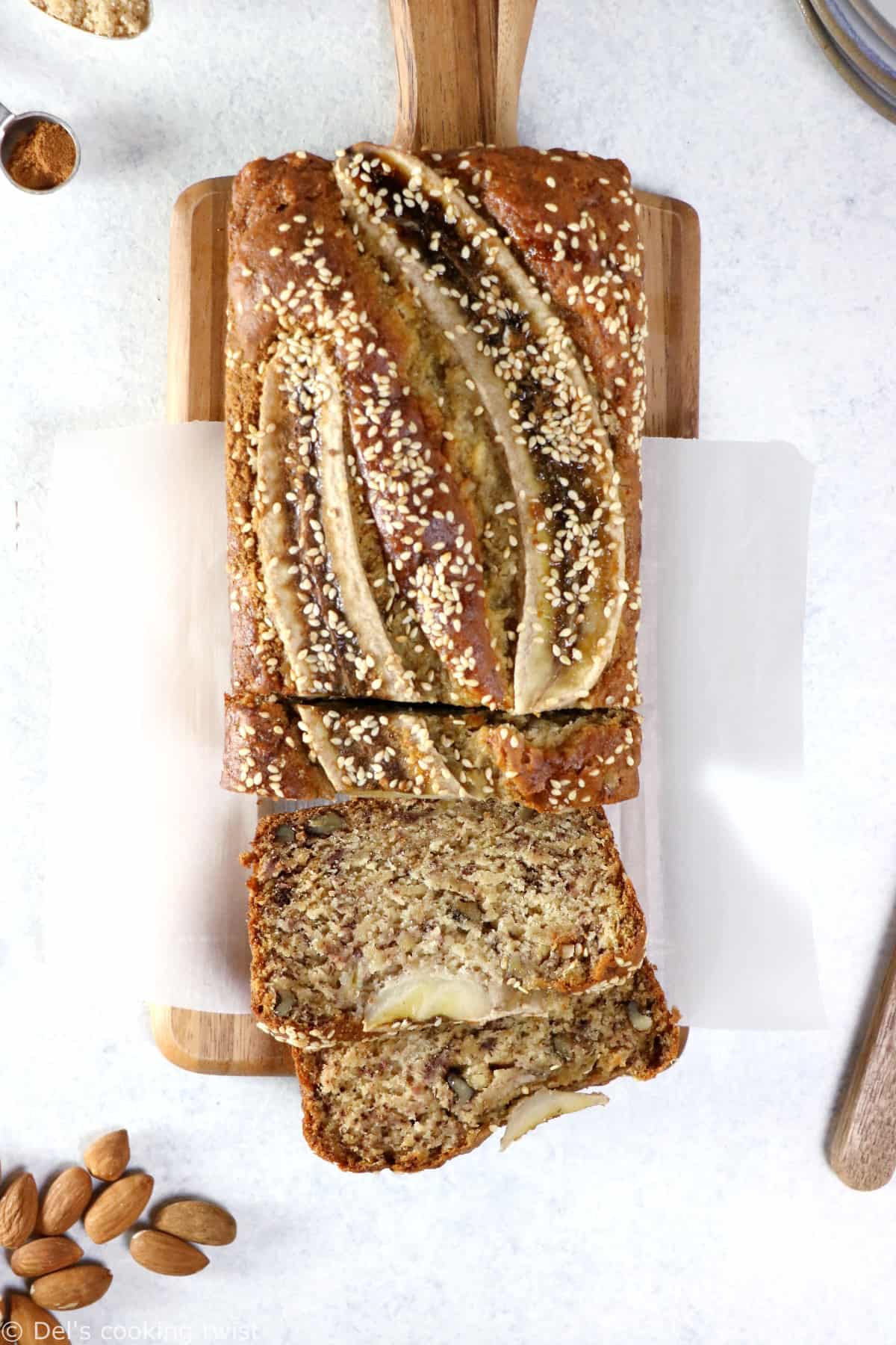 Ce banana bread vegan est la perfection même. À la fois léger et très moelleux avec une saveur douce sans être trop sucrée, il se prépare en moins de 10 minutes avec juste quelques ingrédients de base.