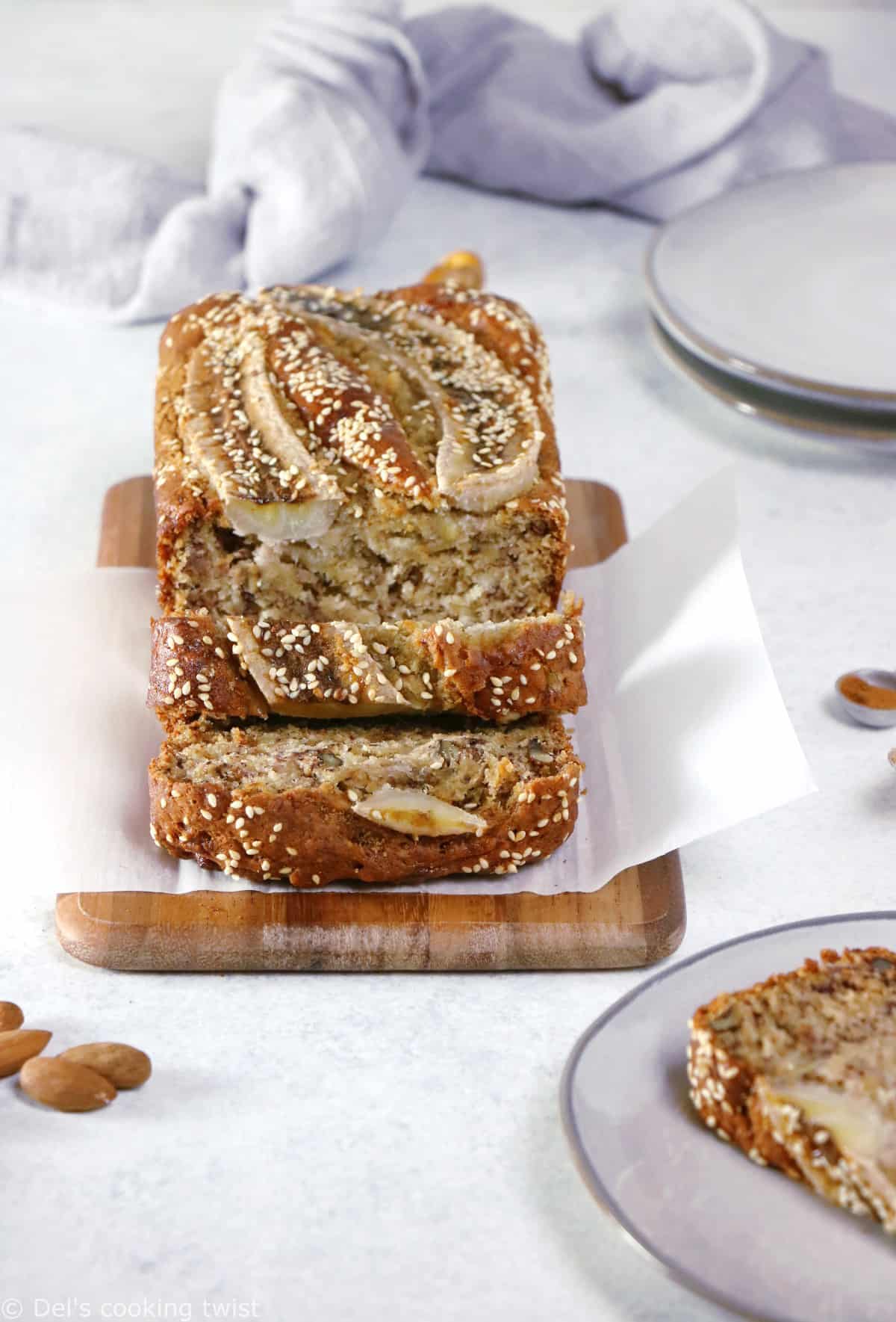 Ce banana bread vegan est la perfection même. À la fois léger et très moelleux avec une saveur douce sans être trop sucrée, il se prépare en moins de 10 minutes avec juste quelques ingrédients de base.