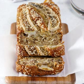 Ce banana bread vegan est la perfection même. À la fois léger et très moelleux avec une saveur douce sans être trop sucrée, il se prépare en moins de 10 minutes avec juste quelques ingrédients de base.