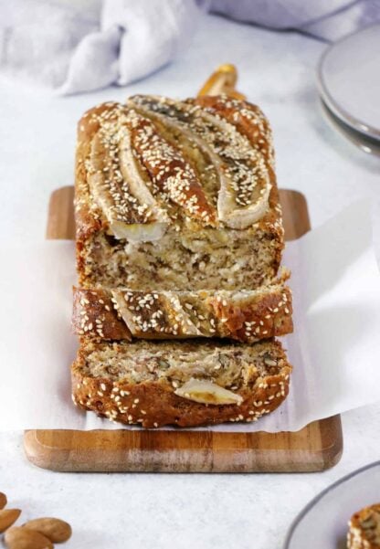 Ce banana bread vegan est la perfection même. À la fois léger et très moelleux avec une saveur douce sans être trop sucrée, il se prépare en moins de 10 minutes avec juste quelques ingrédients de base.