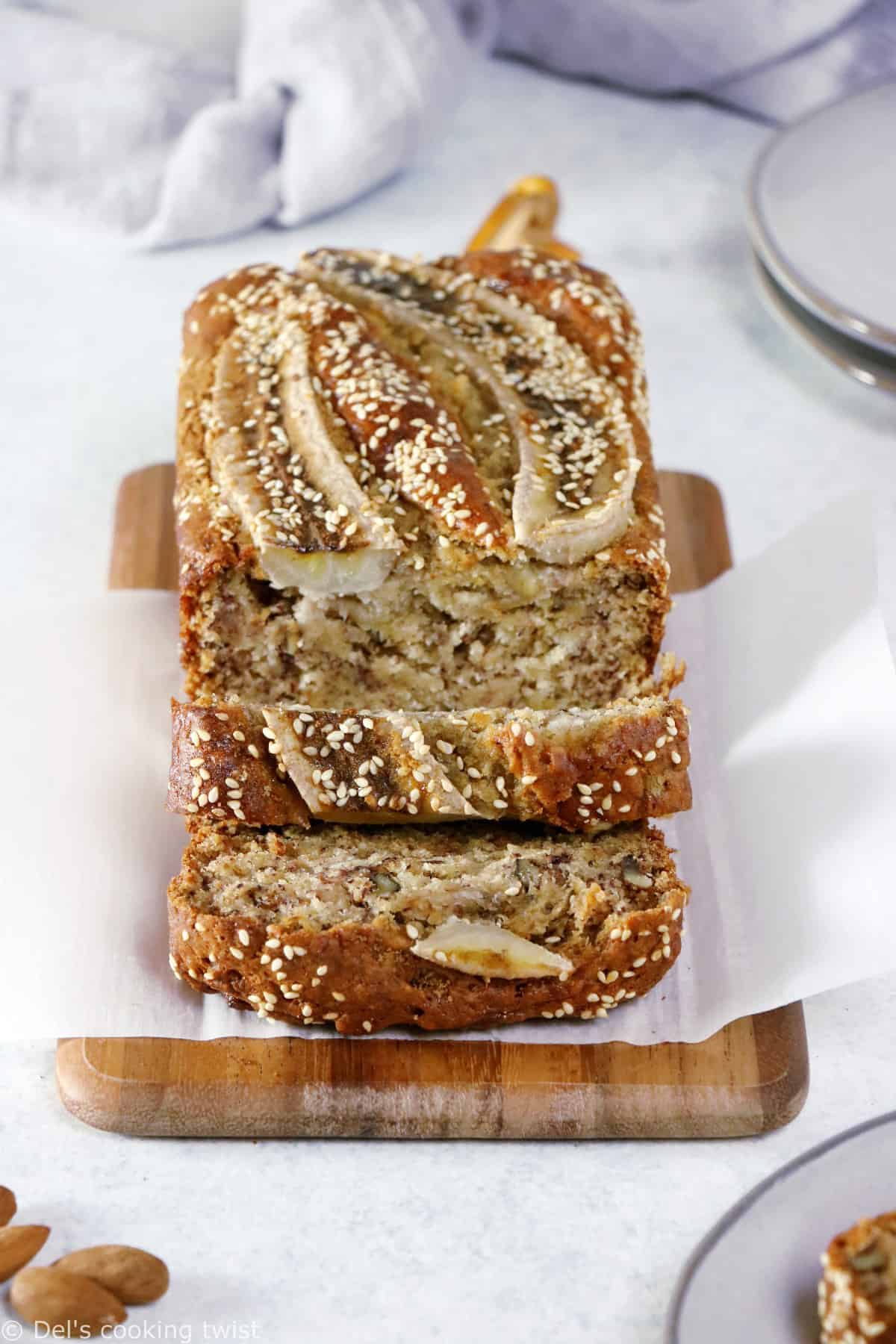 Ce banana bread vegan est la perfection même. À la fois léger et très moelleux avec une saveur douce sans être trop sucrée, il se prépare en moins de 10 minutes avec juste quelques ingrédients de base.