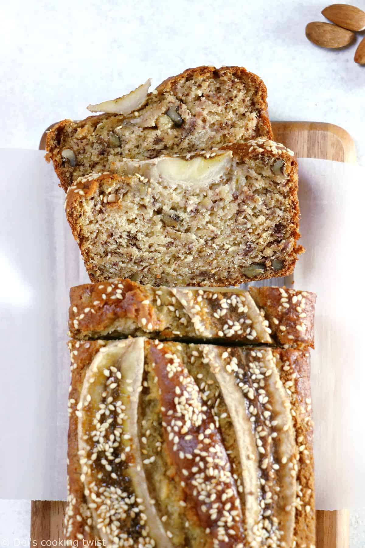 Ce banana bread vegan est la perfection même. À la fois léger et très moelleux avec une saveur douce sans être trop sucrée, il se prépare en moins de 10 minutes avec juste quelques ingrédients de base.