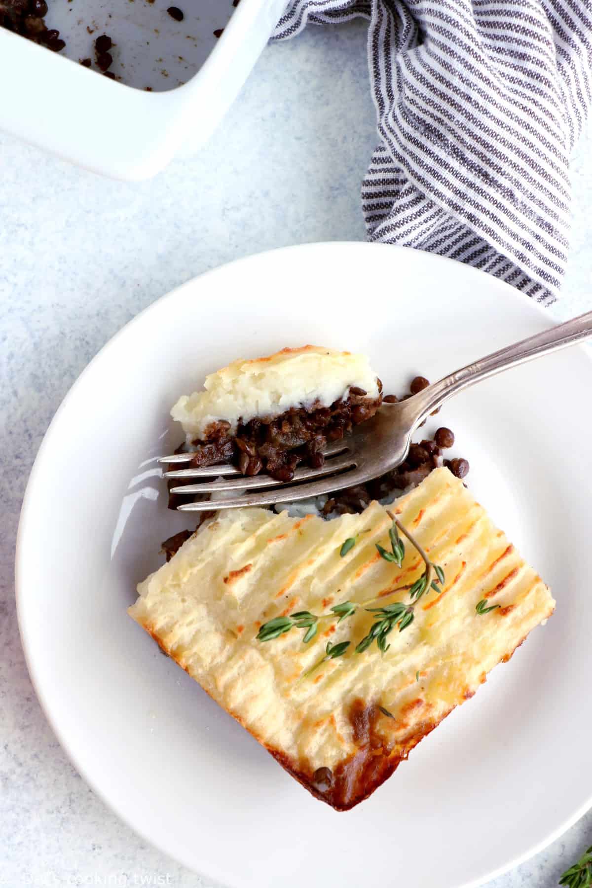 Ce hachis parmentier végétarien aux lentilles est un plat familial facile et réconfortant à la fois. Un succès garanti auprès des petits comme des grands !