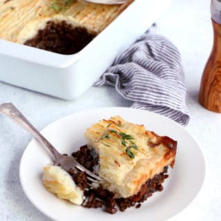 Ce hachis parmentier végétarien aux lentilles est un plat familial facile et réconfortant à la fois. Un succès garanti auprès des petits comme des grands !