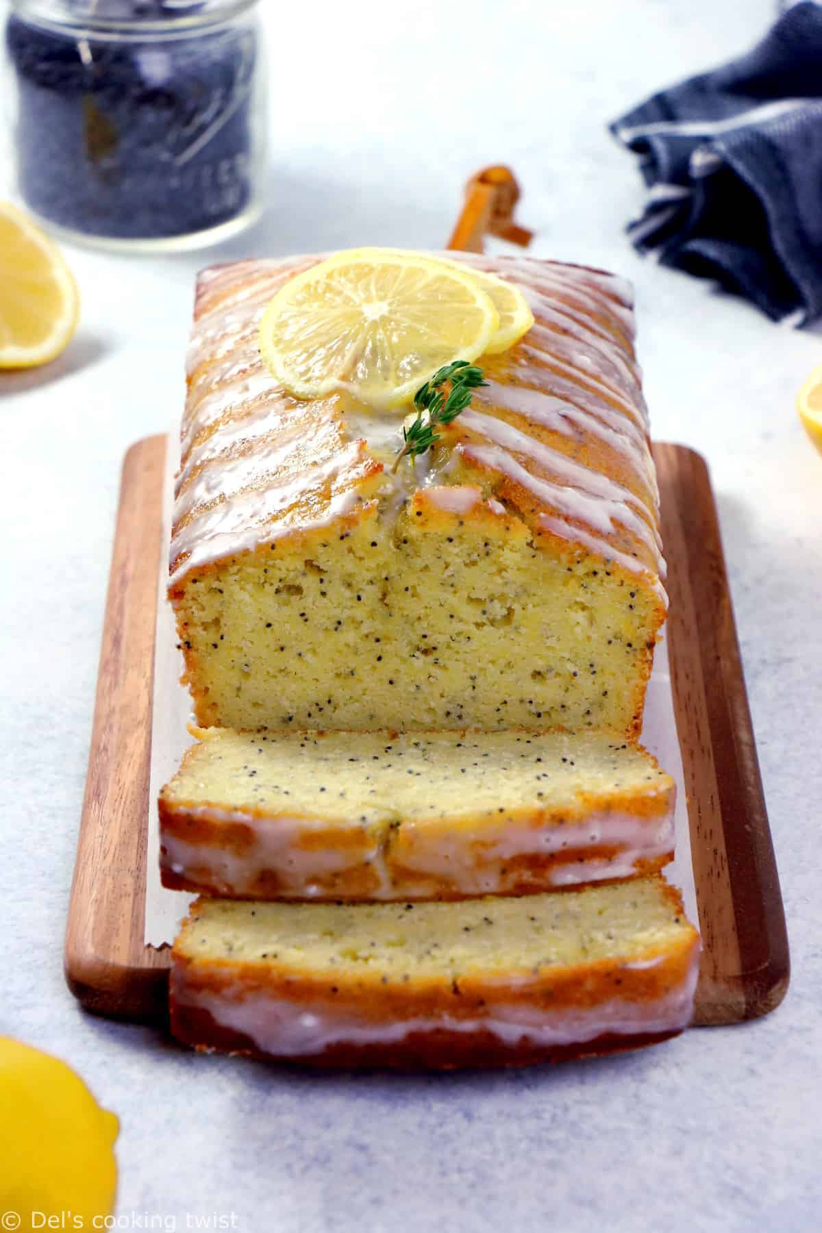 Succombez sans plus attendre au moelleux irrésistible de ce cake au citron et graines de pavot. Facile et rapide à réaliser, il fera le bonheur de vos goûters, desserts et petits déjeuners.