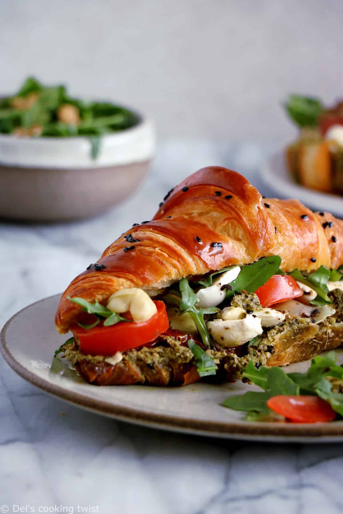 Revisitons les croissants fourrés avec cette version végétarienne de croissants salés tomates-mozzarella.