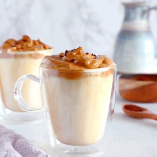 Découvrez la tendance du moment du Whipped Coffee et apprenez à le réaliser vous-même. Avec seulement 3 ingrédients, cette mousse de café que l'on sert par-dessus une tasse de lait ne prend que quelques minutes à préparer, le tout pour un résultat des plus gourmands.